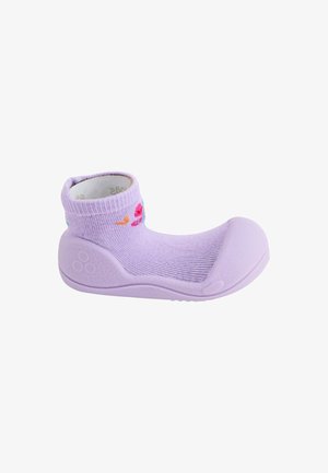 Calzino-scarpa per bambino lilla chiaro con suola e punta in gomma rinforzata, con piccolo ricamo floreale colorato vicino alla caviglia.