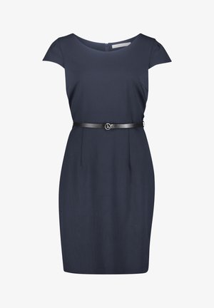Námornícky modré šaty s krátkymi rukávmi a priliehajúcim strihom, s čiernym opaskom s okrúhlou prackou a jemnými skladmi v oblasti pásu.
