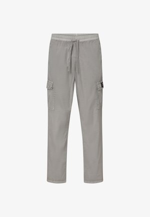 Lichtgrijze casual broek met elastische tailleband, trekkoord en klepzakken op beide dijen, afgebeeld tegen een witte achtergrond.