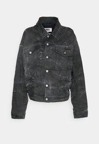 Svart denimjacka med en kortad design, två bröstfickor, knäppning framtill med knappar och synliga sömdetaljer. Mjuk, texturerad yta.