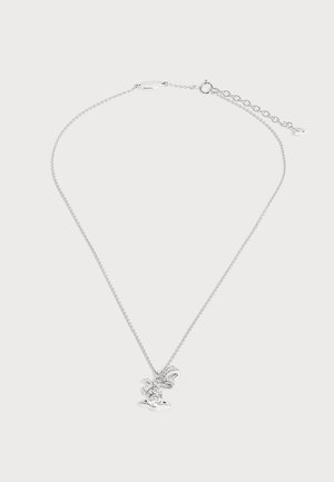 Collier délicat en chaîne d'argent avec un pendentif en forme de nœud orné de petits accents en cristal sur un fond clair.