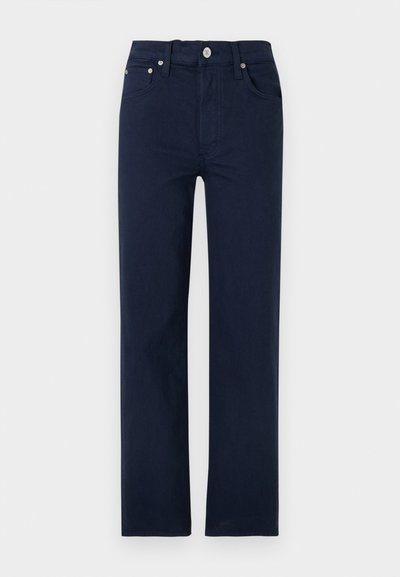 Τζιν σε ναυτικό μπλε με ίσια μπατζάκια, πέντε τσέπες, θηλιές για ζώνη και μεταλλικό κουμπί στη μέση.