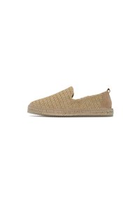 Scarpe slip-on espadrilles con parte superiore in beige intrecciato e pannello posteriore in pelle marrone, caratterizzate da una soletta in juta intrecciata per una maggiore texture.