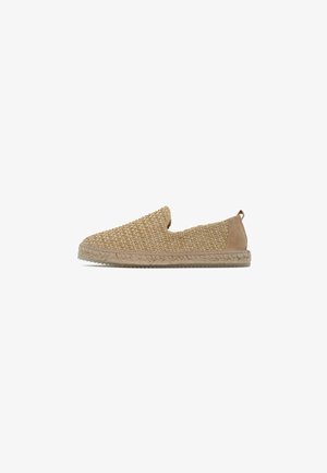 Espadrilles slip-on schoenen met een geweven beige bovenzijde en een tan leren achterpand, met een gevlochten jute zool voor extra textuur.