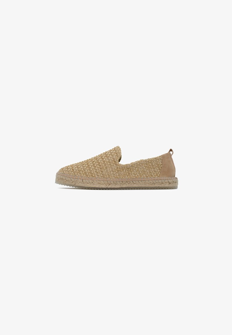 Espadrilles slip-on schoenen met een geweven beige bovenzijde en een tan leren achterpand, met een gevlochten jute zool voor extra textuur.