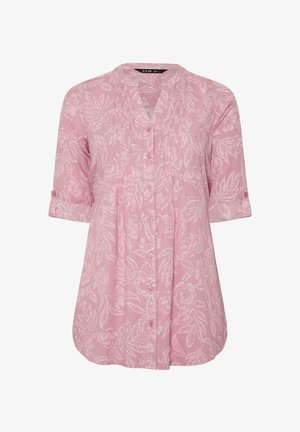 Blouse boutonnée rose à motifs floraux avec manches retroussées aux trois-quarts et détails plissés à l'avant.