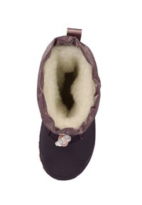 Botte d'hiver violette avec une doublure douce et pelucheuse. Elle possède un matériau extérieur lisse, un bout arrondi et une languette en haut pour un enfilage facile.