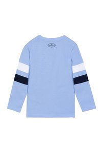 Camicia a maniche lunghe di colore blu chiaro con strisce orizzontali bianche e navy sulle maniche; presenta un logo sul retro vicino all'area del collo.