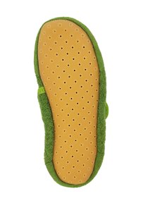 Groene slipper met een zachte stoffen bovenkant, gestructureerde buitenzool en meerdere perforaties voor ademend vermogen. Heeft een ronde vorm en een gevoerd rand.