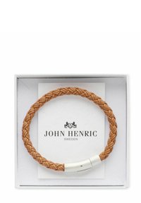Flätad läderarmband i tan-färg med en silverfärgad spänne; presenteras i en vit låda med "John Henric Sweden"-logotypen inuti.