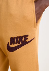 Nike Sportswear JOGGER - Træningsbukser - brown