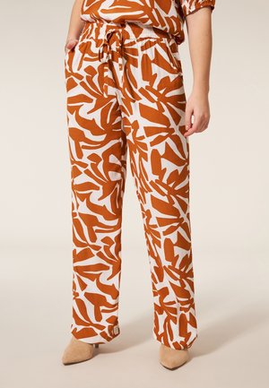 Wijdvallende broek van een witte stof met een bruin abstract bladpatroon, een elastische tailleband en zijzakken. Geweven en lichtgewicht ontwerp.
