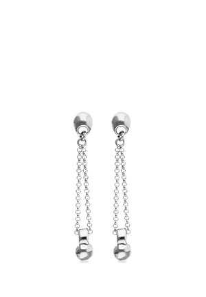 Pendientes colgantes plateados con parte superior de botón, que presentan dos finas cadenas terminando en pequeñas cuentas pulidas de forma irregular.