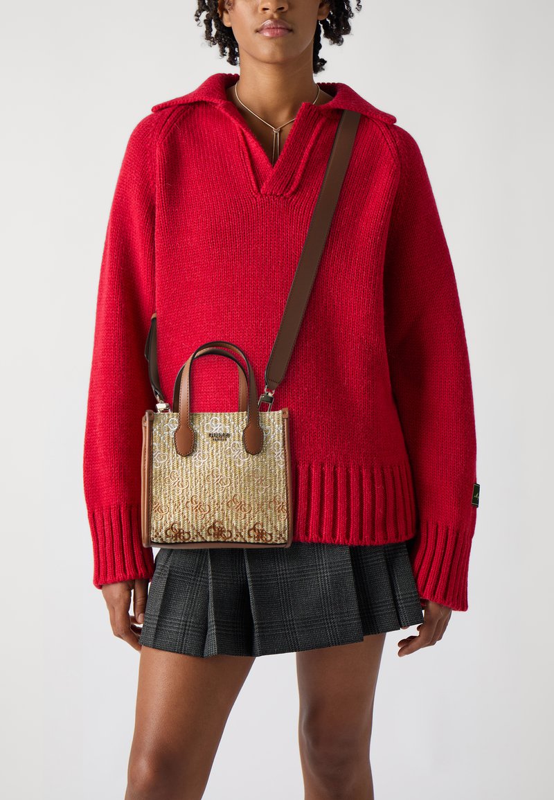 Guess - SILVANA 2 COMP MINI TOTE - Geantă de mână - cognac, Extindeți