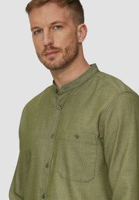 s.Oliver REGULAR FIT - Overhemd - olivgrün