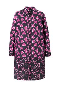 Robe chemise à manches longues boutonnée avec fond noir et motif abstrait de cœur rose, avec un col et des boutons à l'avant.