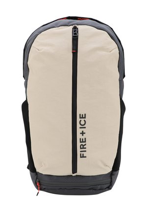 Beige og grå rygsæk med lodret sort lynlås foran og "FIRE + ICE" trykt ved siden af lynlåsen.