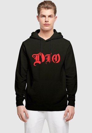 Schwarzer Kapuzenpullover mit einem auffälligen roten "DIO"-Logo auf der Vorderseite. Entworfen mit einer Kordelzugkapuze und einer Kängurutasche.