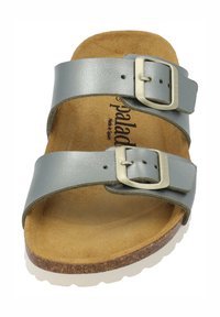 Sandalia de cuero gris con dos correas ajustables y hebillas plateadas. Plantilla texturizada con una suela de corcho y goma blanca.