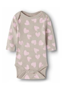 Langærmet babybodystocking i lys beige med et mønster af lyserøde hjerter. Fremstillet af blødt bomuld med trykknapper i bunden.