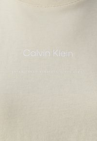 Calvin Klein MULTI LOGO REGULAR T-SHIRT - Basic póló - wood ash