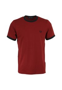 T-shirt di cotone rosso con colletto e polsini neri a costine, presenta un piccolo emblema nero sull'area sinistra del petto.