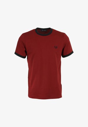Rød bomulds T-shirt med sort ribbet halsudskæring og manchetter, med et lille sort emblem på venstre brystområde.
