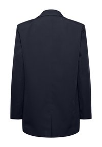 Marinblå blazer med klassisk skärning, som har en notched krage och en mjuk textur. Inkluderar ett bakre sprund för rörelsefrihet.