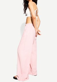 Bershka Stoffhose - light pink