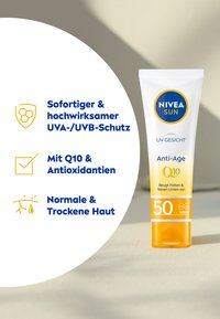 NIVEA Sun Anti-Age Sonnencreme Tube mit weißem Körper, blauem Logo, orangefarbenen Akzenten und gelbem Boden; SPF 50, entwickelt für normale und trockene Haut.