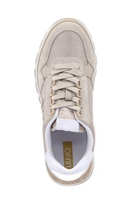 Baskets beiges avec dessus en mesh et en daim, bout rond, lacets, col rembourré et semelle blanche. Logo doré sur la languette, détails texturés sur les côtés.
