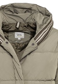 Kurtka puchowa w kolorze khaki z wysokim kołnierzem, poziomym pikowaniem i prążkowanymi paskami na krawędzi kołnierza. Wykonana z materiału z recyklingu.