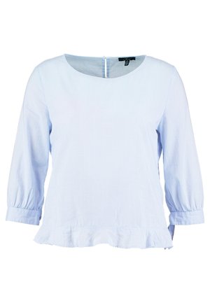 Blouse bleu clair à manches longues avec de fines rayures verticales, col rond, poignets boutonnés et ourlet à volant.