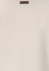 Weißes, glattes Stoffoberteil mit einem subtilen Glanz. Verfügt über ein gesticktes Logo-Tag in der oberen Mitte. Einfaches, rundes Halsdesign.