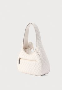 Λευκή τσάντα με καπιτονέ σχεδιασμό, καμπυλωτή λαβή, φερμουάρ σε εμπρόσθια τσέπη και λεία υφή. Κομψός, στρογγυλεμένος σχεδιασμός με μινιμαλιστική εμφάνιση.