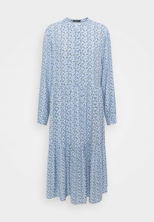 Vestido midi de manga larga azul claro con pequeño estampado floral en azul oscuro y blanco, escote redondo y falda ligeramente fruncida.