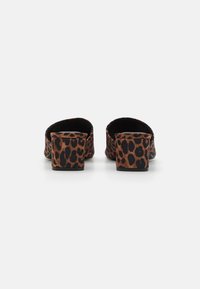 Leopardmønster mules med lav blokkheel, semsket tekstur, rund tå og åpen bakside for enkel påføring.