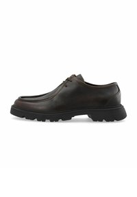 Chaussure en cuir marron avec une finition texturée, bout arrondi et semelle en caoutchouc noir. Présente un laçage minimal et une couture décorative discrète.
