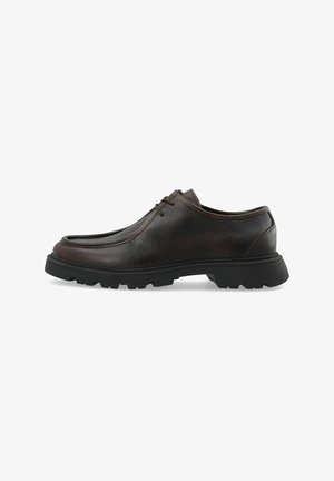 Chaussure en cuir marron avec une finition texturée, bout arrondi et semelle en caoutchouc noir. Présente un laçage minimal et une couture décorative discrète.