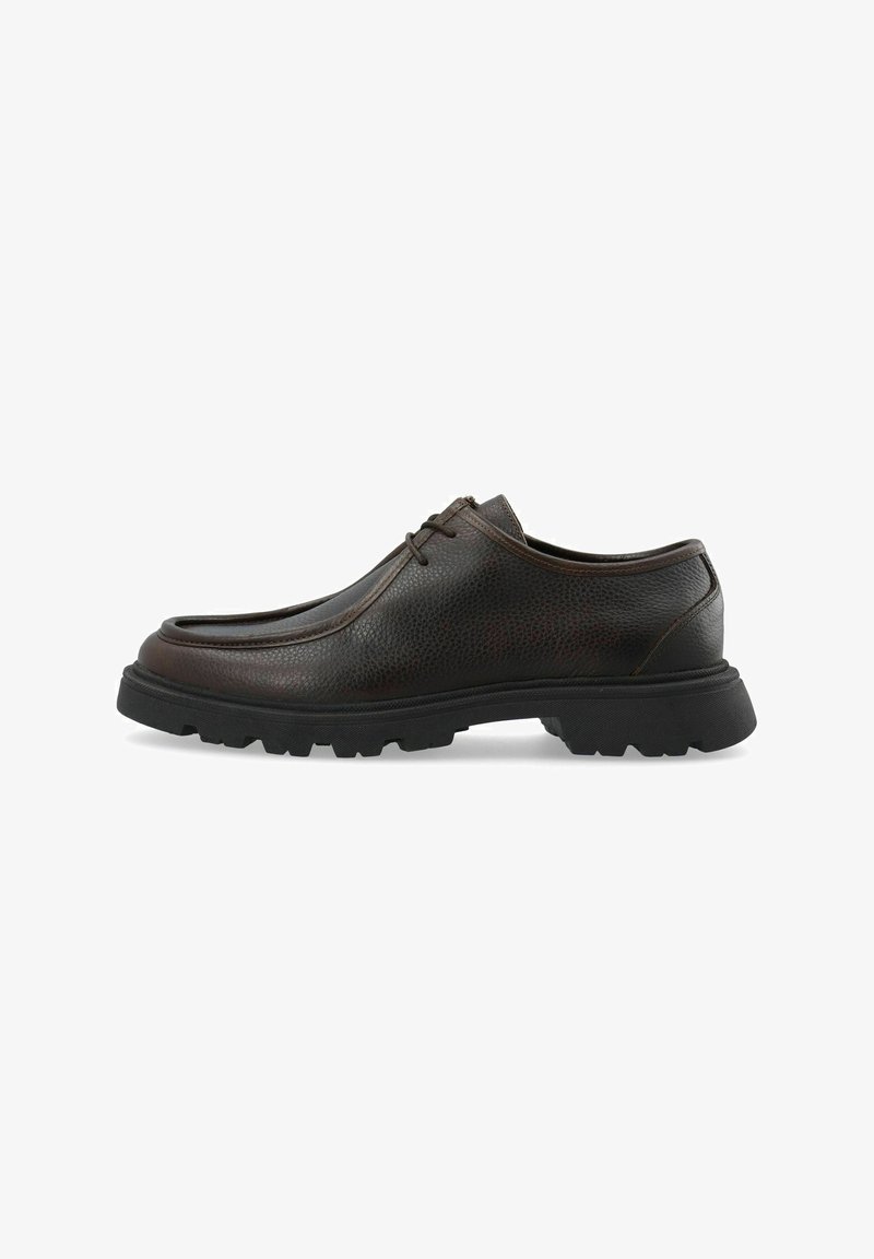 Chaussure en cuir marron avec une finition texturée, bout arrondi et semelle en caoutchouc noir. Présente un laçage minimal et une couture décorative discrète.