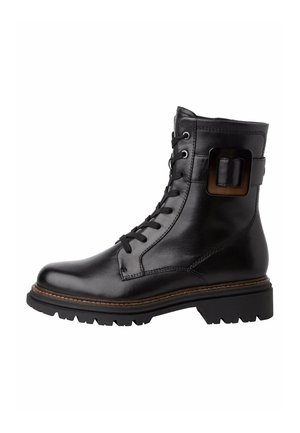Bottines en cuir noir avec un bout arrondi, un laçage à l'avant et une semelle épaisse. Présente une boucle carrée en accent sur le côté.