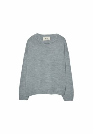 Hellgrauer Pullover aus weichem Strickstoff, mit Rundhalsausschnitt, überschnittenen Schultern und Rippbündchen an den Ärmeln und am Saum. Schlichtes Design, ohne Muster.