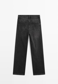 Jeans in denim nero con taglio dritto, design a cinque tasche e cuciture a punto singolo. Il tessuto ha una texture morbida e una leggera scoloritura.