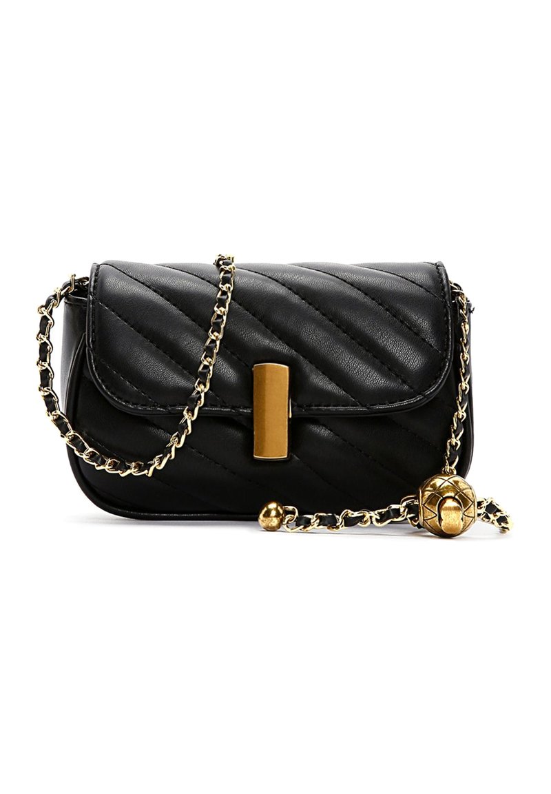 Borsa a tracolla in pelle trapuntata nera con una catena d'oro, dotata di una chiusura rettangolare dorata e un charm decorativo dorato.
