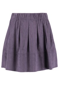 Jupe patineuse en daim violet avec une large taille élastique et un design plissé. Présente une texture douce et tombe au-dessus du genou.