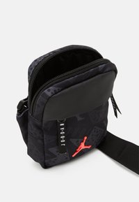 Jordan JAN AIRBORNE HIP UNISEX - Geantă crossbody - black