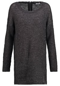 Tummanharmaa, pitkähihainen neulepusero, jossa on väljähkö malli, pyöreä pääntie ja teksturoidu kangas. Takana vetoketjuyksityiskohta.