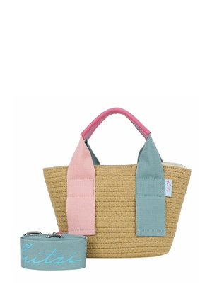 Kleine gewebte beige Handtasche mit rosa und blauen Stoffgriffen, begleitet von einem abnehmbaren blauen Schulterriemen mit hellblauer Schrift.