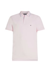 Polo de color rosa claro, fabricado en algodón, con cuello, tapeta de dos botones y un pequeño logo en el pecho. Acentuado con sutil azul.
