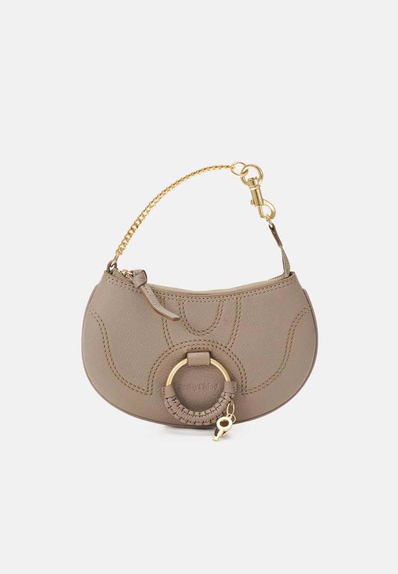 Bolso de mano de piel color beige con forma curva, diseño grabado, herrajes dorados y un acento circular trenzado. Incluye una correa de cadena.